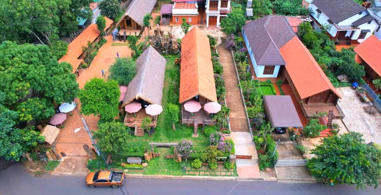 Vào những năm 50 thế kỷ trước, già làng Ama H’rin đã đưa một số hộ dân ở huyện M’Đrắk lên đây định cư. Đến nay, buôn Akõ Dhông có 32 ngôi nhà dài truyền thống được gìn giữ, bảo tồn, phát huy qua nhiều thế hệ. Vào những năm 50 thế kỷ trước, già làng Ama H’rin đã đưa một số hộ dân ở huyện M’Đrắk lên đây định cư. Đến nay, buôn Akõ Dhông có 32 ngôi nhà dài truyền thống được gìn giữ, bảo tồn, phát huy qua nhiều thế hệ.
