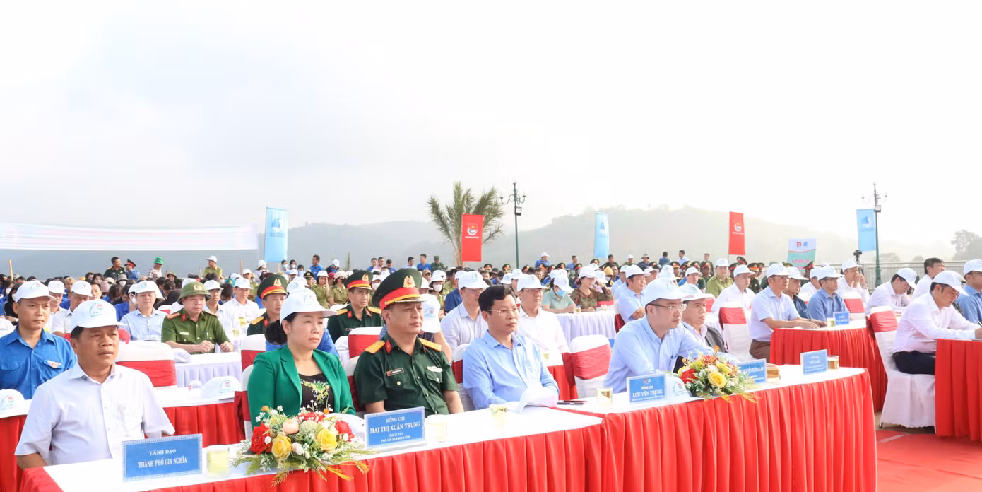 Dự lễ phát động có anh Nguyễn Tường Lâm, Bí thư Trung ương Đoàn, Phó Chủ nhiệm thường trực Ủy ban quốc gia về thanh niên Việt Nam; ông Lê Trọng Yên, Phó Chủ tịch UBND tỉnh Đắk Nông cùng nhiều lãnh đạo sở, ngành...