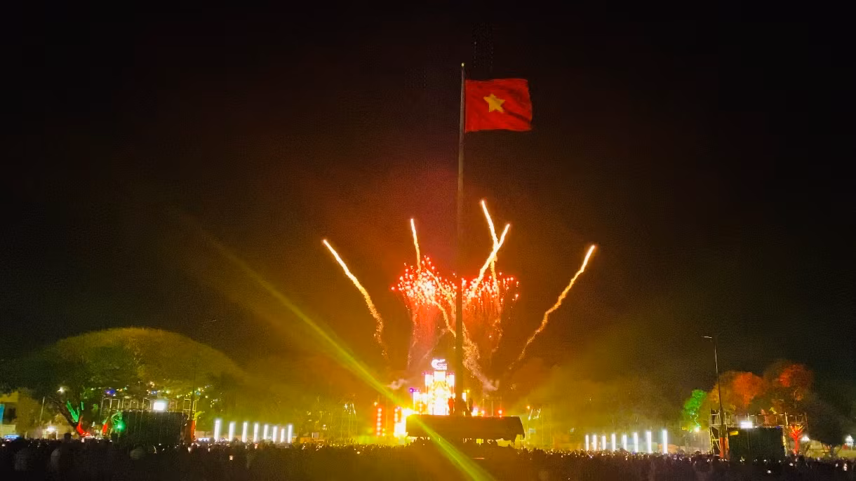 Màn trình diễn ánh sáng kết hợp bắn pháo hoa.