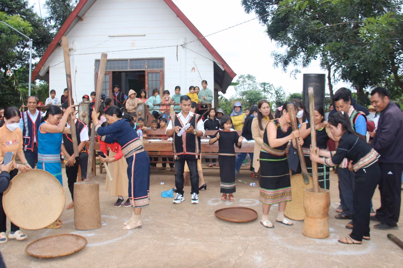 Tổ chức cuộc thi giã gạo.