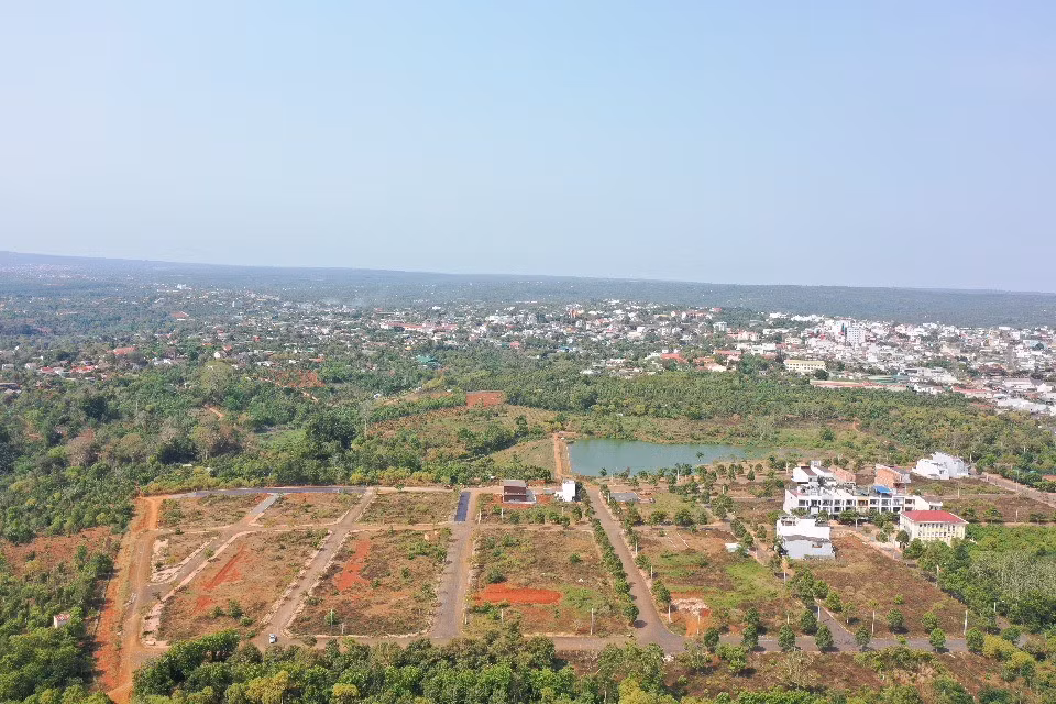 Theo Thanh tra Chính phủ, dự án Khu đô thị Đông Nam thực hiện tách 28 thửa đất biệt thự và 347 thửa đất ở liền kề không phù hợp quy định của pháp luật. Sau đó, 28 thửa đất biệt thự được gộp lại và tách thành 45 thửa cũng không đúng quyết định chấp thuận chủ trương đầu tư dự án ban đầu.