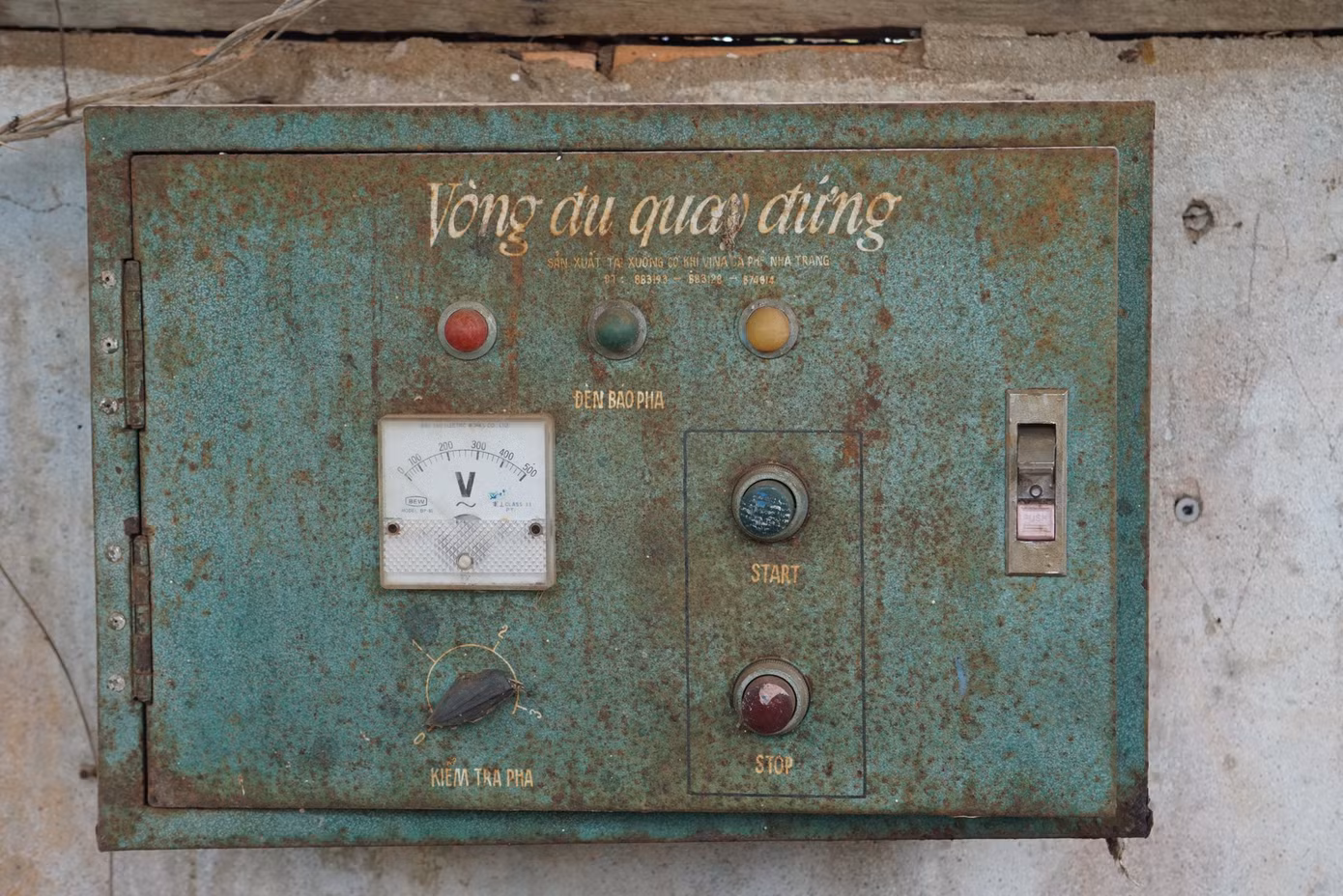 Hệ thống điện vòng đu quay bị hoen gỉ, tháo hết vật liệu.