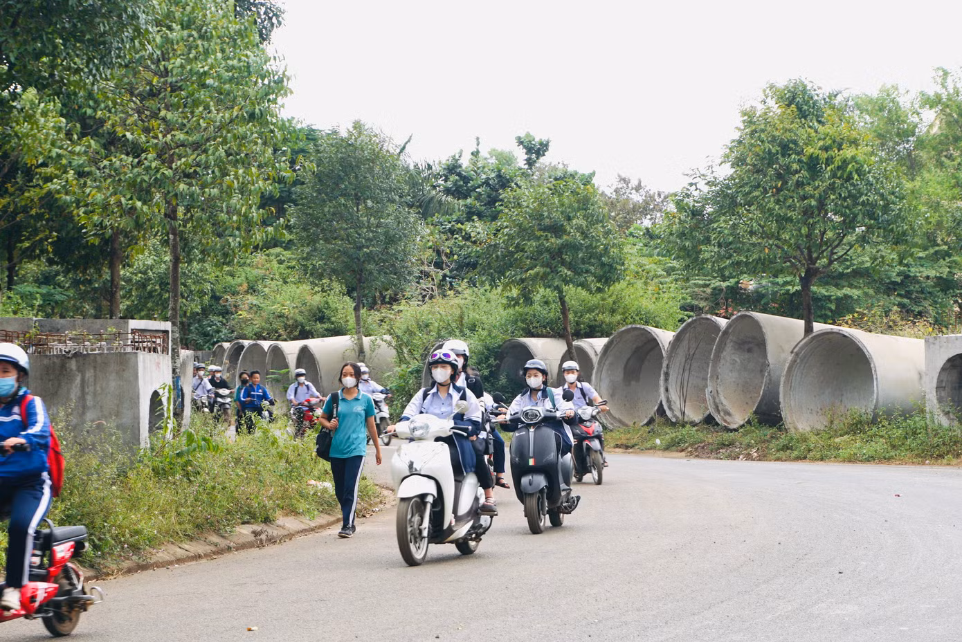 Không có vỉa hè, nhiều em học sinh phải đi bộ dưới lòng đường