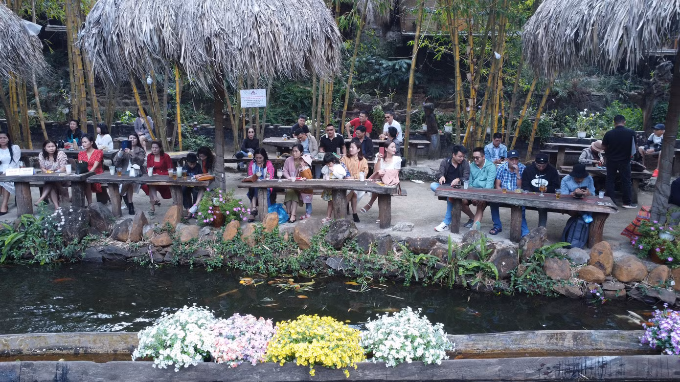 Tại khu du lịch sinh thái đầu nguồn thuộc Buôn Ako Dhông có nhiều du khách lựa chọn điểm đến thưởng thức cà phê và nghe ca nhạc ngoài trời.