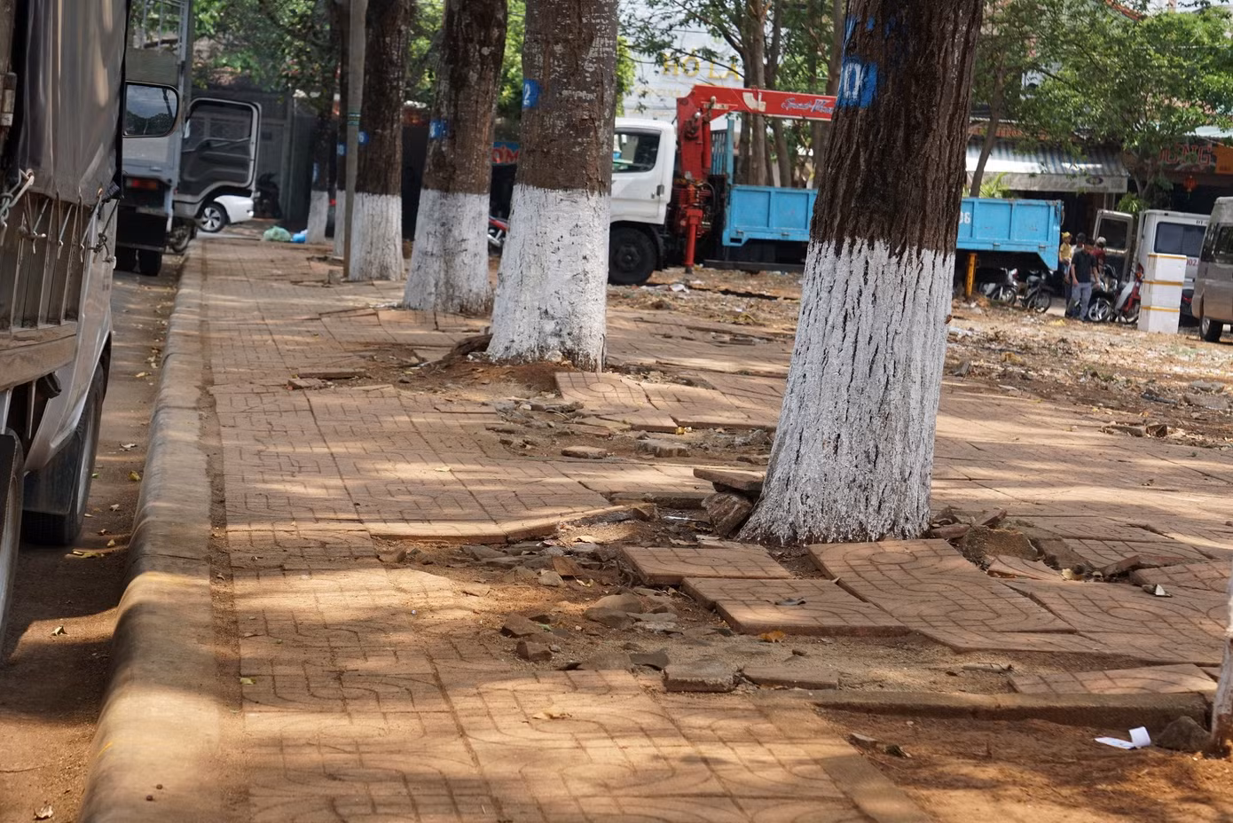 Ông Phạm Văn Thái, Chủ tịch UBND phường Tân Lợi cho biết, khu vực vỉa hè đường Trường Chinh giao Lê Thị Hồng Gấm; Lê Thị Hồng Gấm giao Nguyễn Tất Thành trước kia đất thuộc dự án xây dựng Khu phố mua sắm đi bộ và Trung tâm thương mại dịch vụ tổng hợp. "Hiện, Khu đất này đã được thu hồi. Tại nhiều cuộc họp chúng tôi đã đề xuất lên UBND TP.Buôn Ma Thuột sửa chữa", ông Thái cho biết thêm.