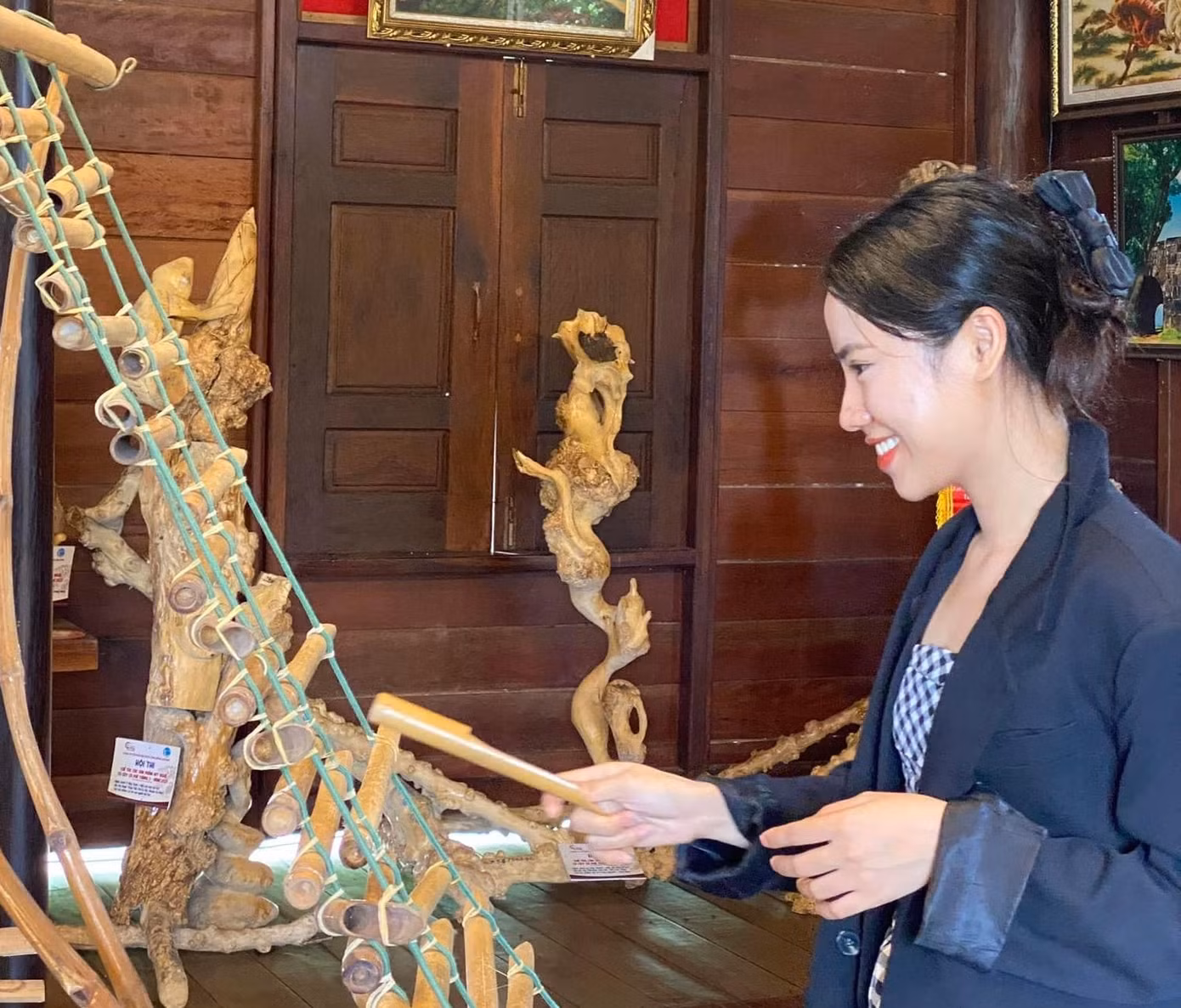 Chị Minh hào hứng, thích thú trải nghiệm âm nhạc của người Ê Đê.
