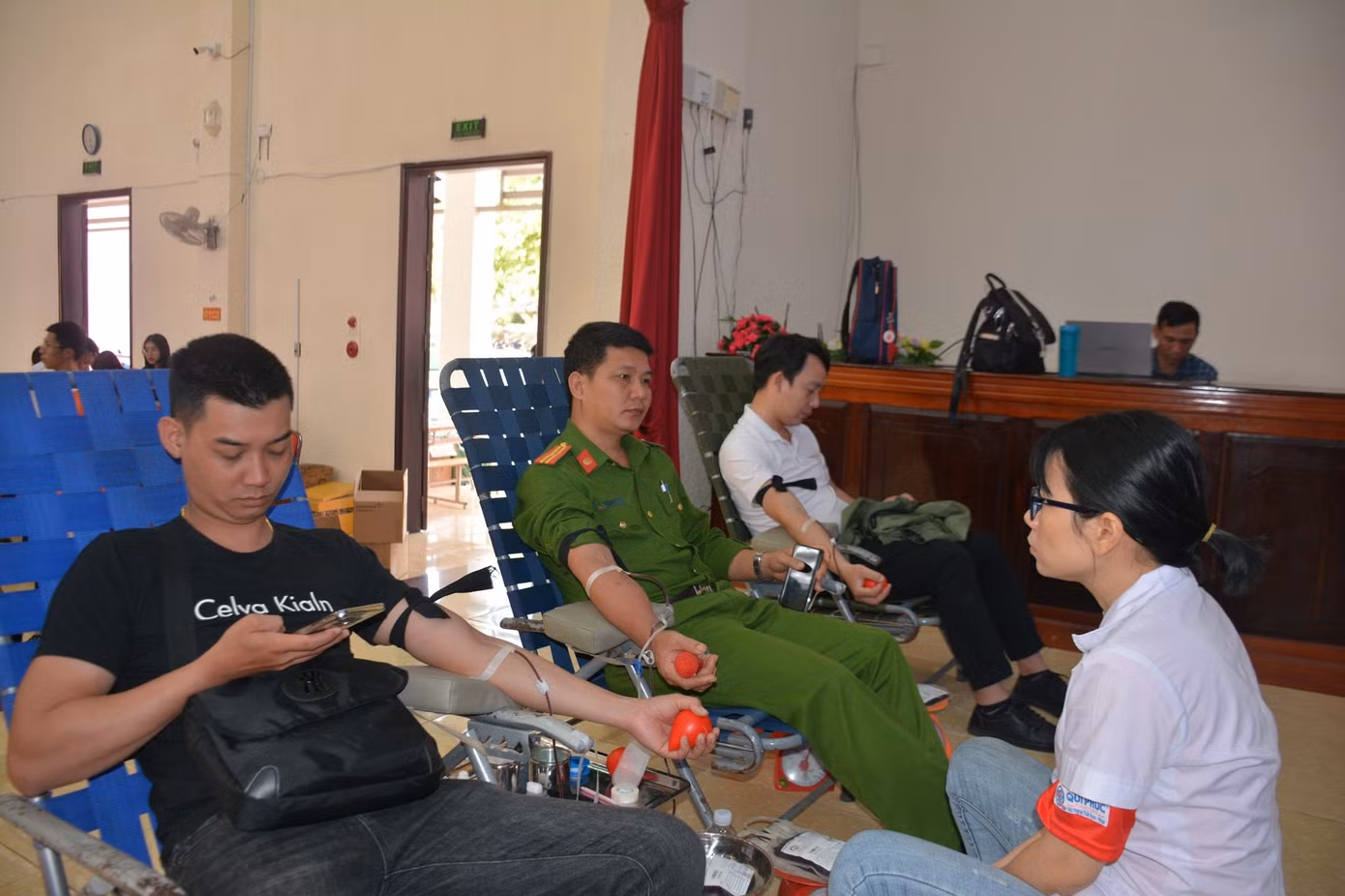 Thiếu tá Hoàng Ngọc Tú (ở giữa), Phó trưởng Công an thị trấn Ea Pốc (huyện Cư M'gar) di chuyển hơn 20km đến địa điểm hiến máu.