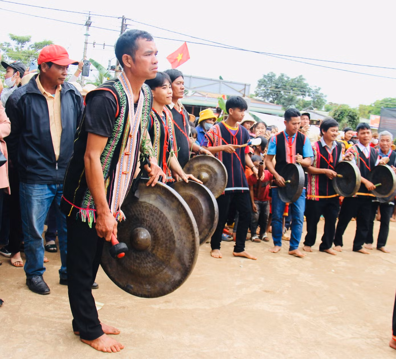 Những nghệ nhân biểu diễn cồng chiêng.