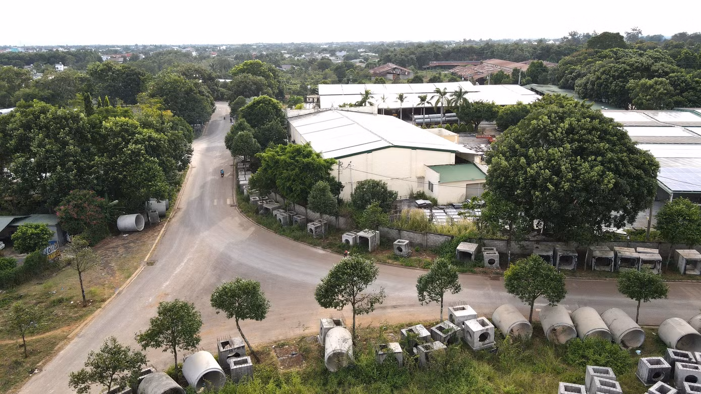 Hộp cống vuông, tròn đủ kích cỡ nằm trên vỉa hè trông rất nhếch nhác.