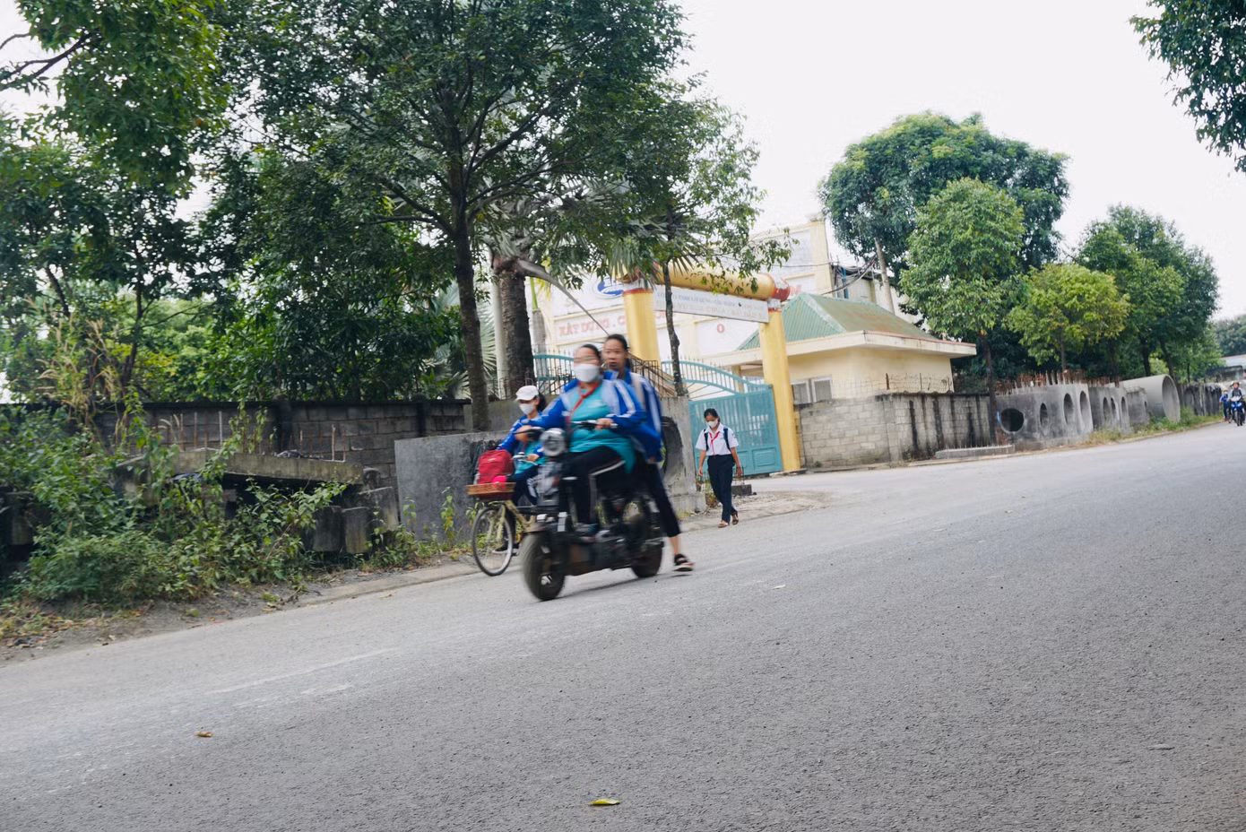 Đặc biệt, giờ tan tầm có nhiều người dân, học sinh đi bộ dưới lòng đường rất nguy hiểm cho người tham gia giao thông.