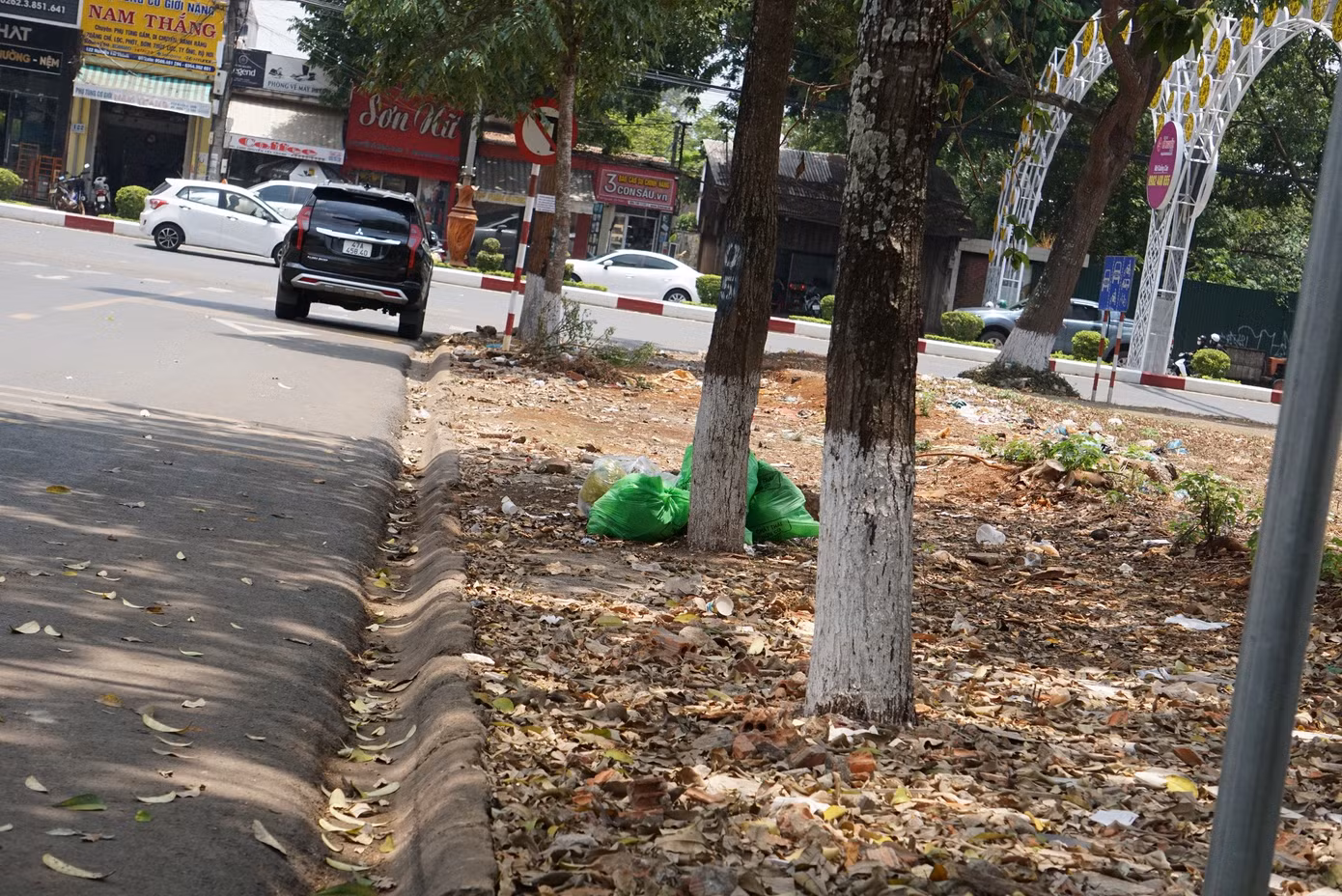 Vỉa hè đoạn Lê Thị Hồng Gấm giao đường Nguyễn Tất Thành, cách quảng trường 10-3 (TP.Buôn Ma Thuột) 500m trông nhếch nhác, rác thải vứt tràn lan.