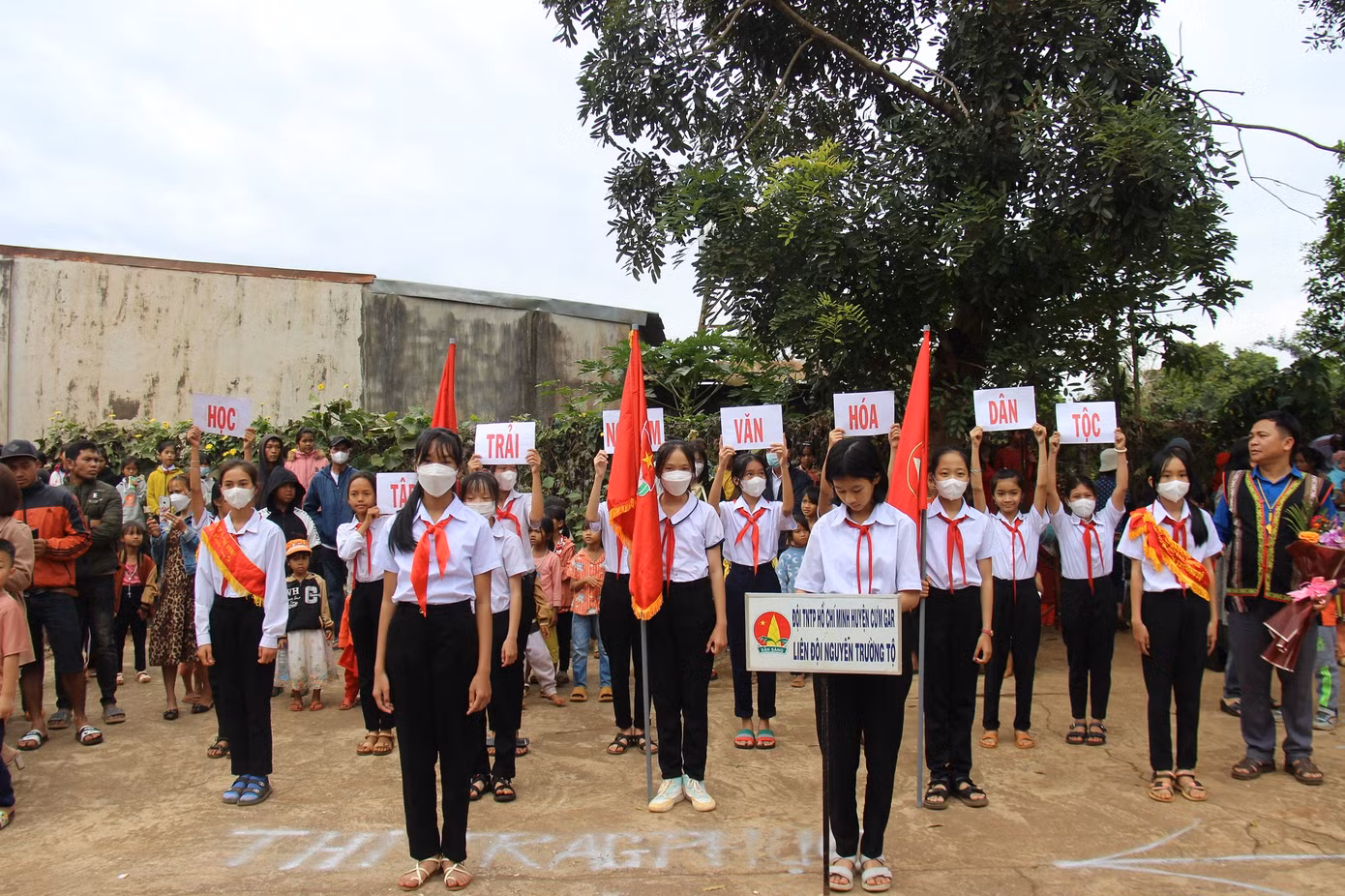 Học sinh trường THCS Nguyễn Trường Tộ tham gia Lễ hội mừng lúa mới của người Xơ Đăng.