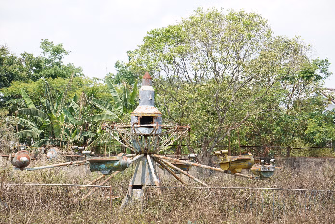 Anh Trương Khởi (SN 1993, huyện Krông Pắc) cho biết, gần 20 năm nay, công viên Thắng Lợi bỏ hoang. Trước kia, vào ngày nghỉ, ngày lễ và các buổi chiều hằng ngày, rất đông trẻ em đến đây vui chơi. Thế nhưng, sau đó, công viên này xuống cấp trầm trọng, các thiết bị hư hỏng nằm ngổn ngang, rêu phong, cỏ dại mọc đầy.