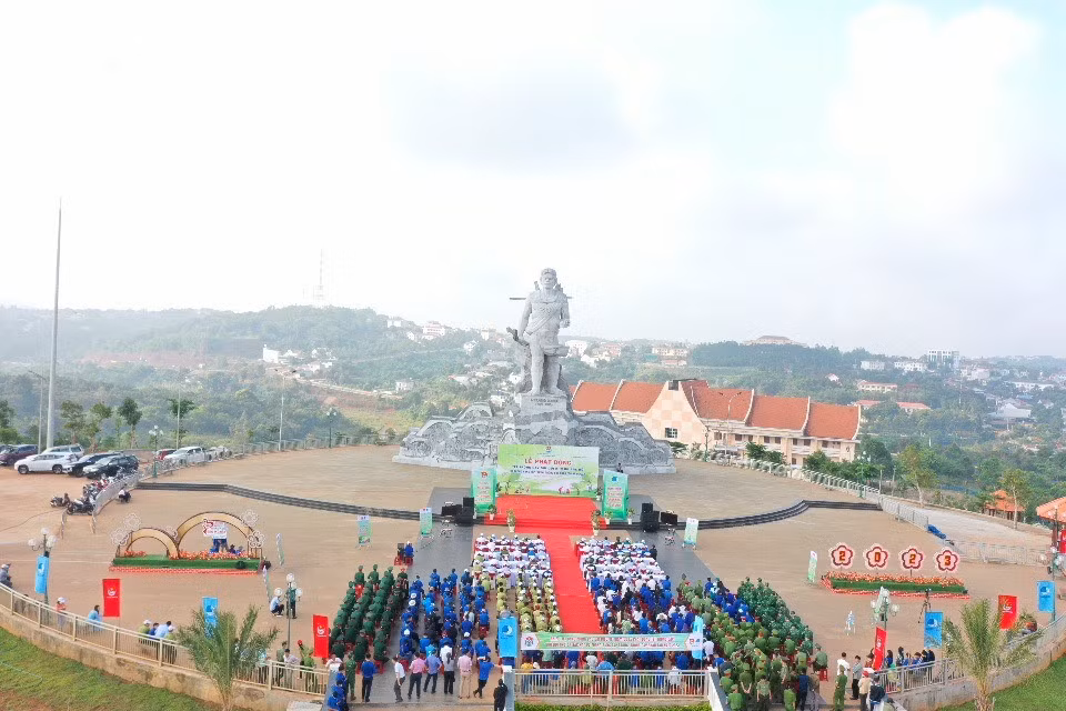 Sáng 19/5, nhân kỷ niệm 133 năm ngày sinh Chủ tịch Hồ Chí Minh, UBND tỉnh Đắk Nông tổ chức Lễ phát động “Tết trồng cây đời đời nhớ ơn Bác Hồ” và trồng cây phân tán năm 2023 tại khuôn viên Tượng đài N’Trang Lơng (TP. Gia Nghĩa).