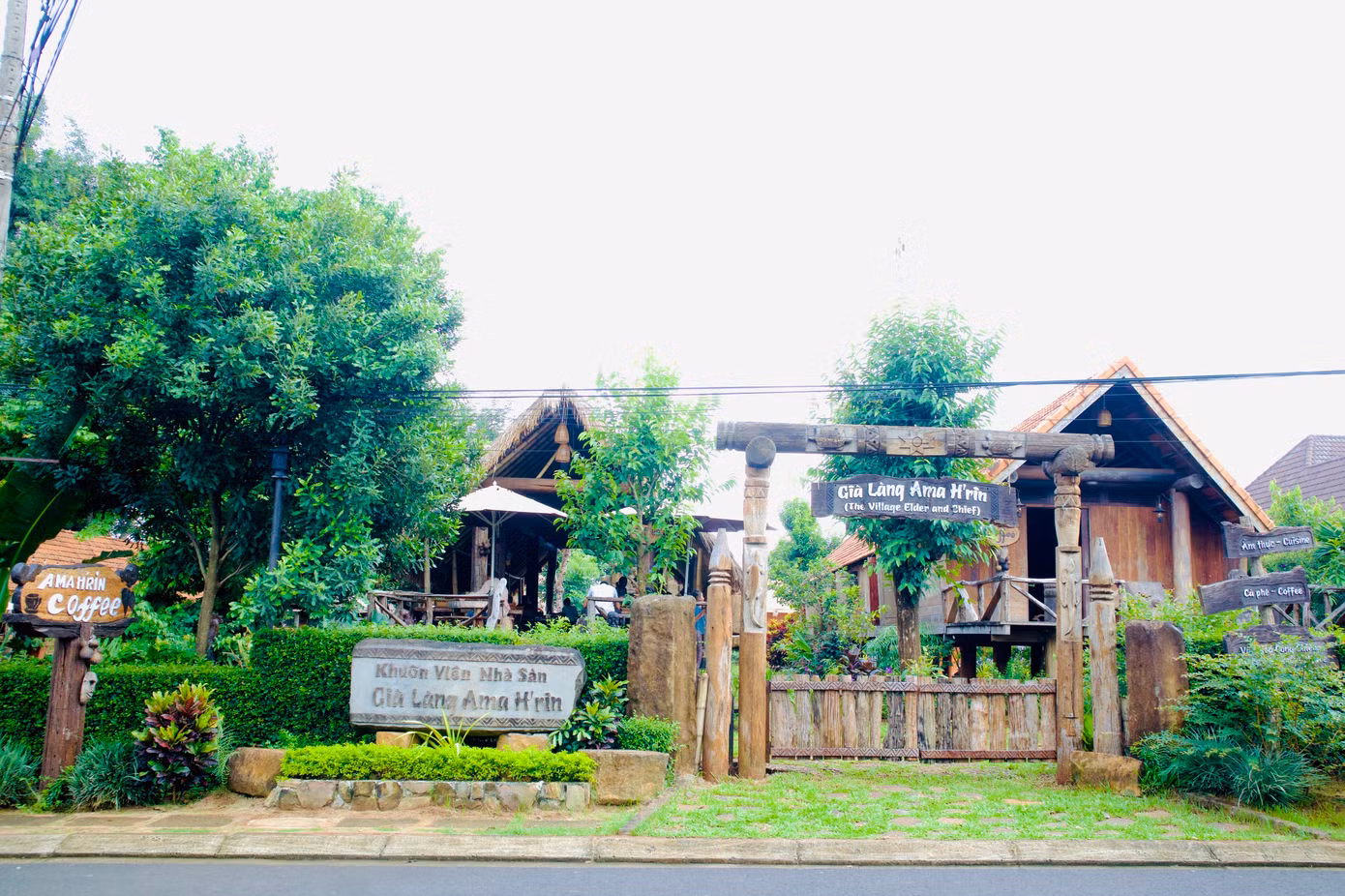 Bao năm qua, những ngôi nhà sàn nơi đây vẫn vững chãi cùng mưa nắng Tây Nguyên. Trong ảnh: Khuôn viên nhà sàn Già làng Ama H'rin Bao năm qua, những ngôi nhà sàn nơi đây vẫn vững chãi cùng mưa nắng Tây Nguyên. Trong ảnh: Khuôn viên nhà sàn Già làng Ama H'rin
