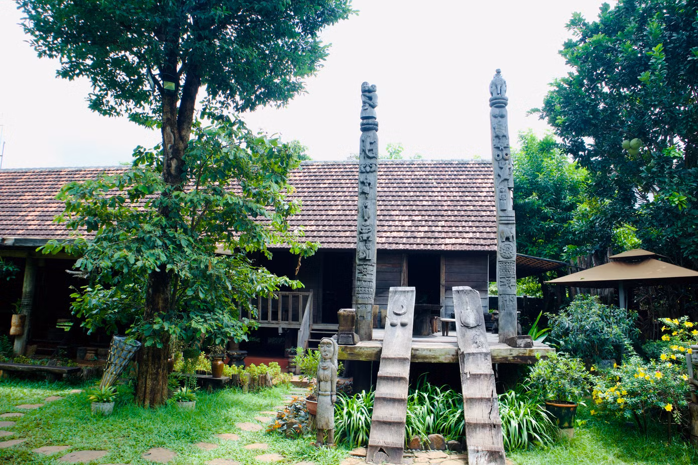 Theo phong tục của người Ê đê, đàn ông trong gia đình bắt buộc phải đi cầu thang đực, còn cầu thang cái dành riêng cho phụ nữ. Cầu thang nhà dài thường có 5 hoặc 7 bậc. Người Ê đê quan niệm, số lẻ sẽ đem lại cho gia chủ tài lộc và sự sung túc. Theo phong tục của người Ê đê, đàn ông trong gia đình bắt buộc phải đi cầu thang đực, còn cầu thang cái dành riêng cho phụ nữ. Cầu thang nhà dài thường có 5 hoặc 7 bậc. Người Ê đê quan niệm, số lẻ sẽ đem lại cho gia chủ tài lộc và sự sung túc.