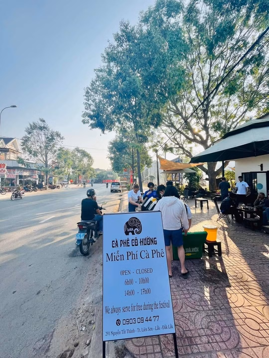 Quán cà phê trung tâm thị trấn Liên Sơn, huyện Lắk cũng hưởng ứng phục vụ cà phê miễn phí ngày 10/3.