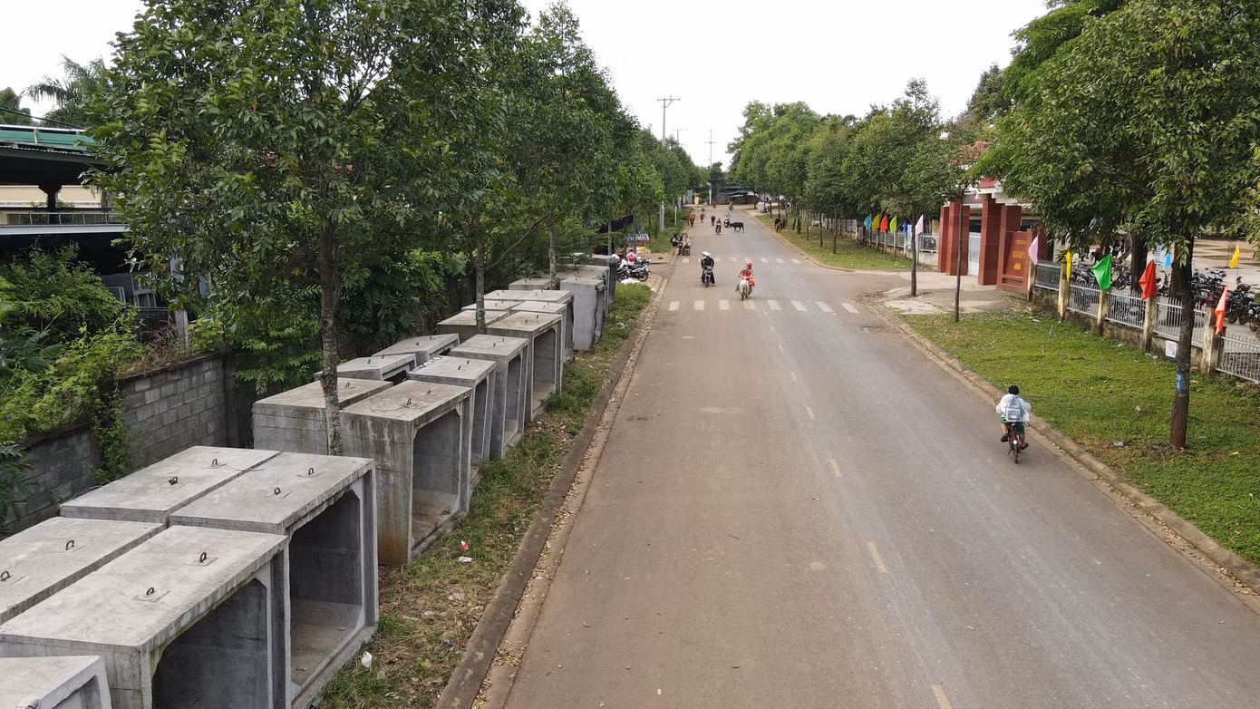 Nhiều hộp cống vuông lớn được xếp trên vỉa hè trước khu vực cổng Trường THCS Đào Duy Từ