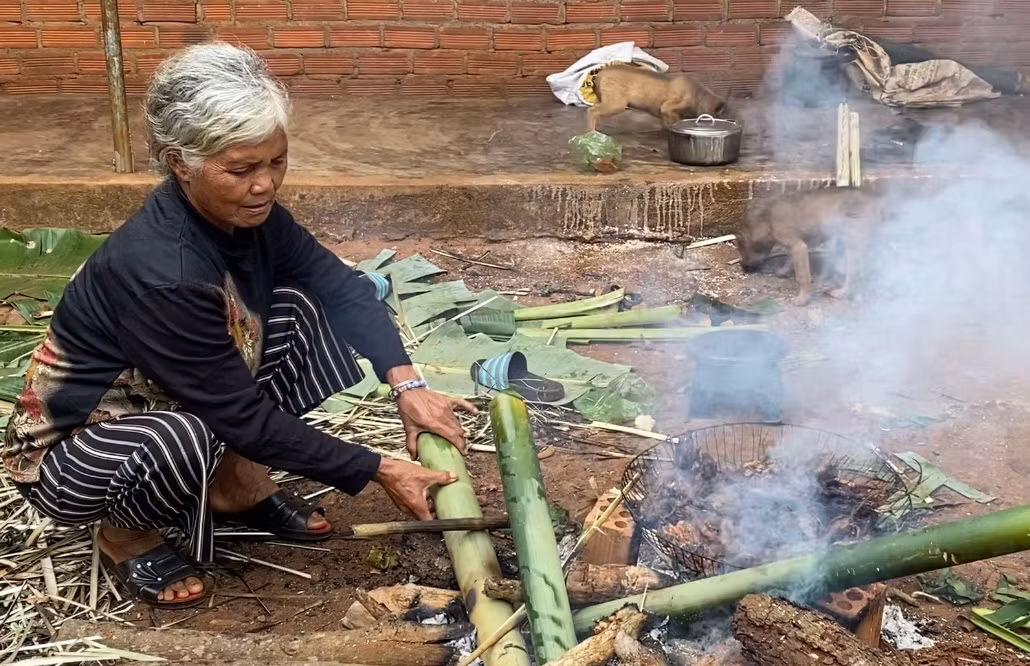 Người dân nướng thịt chuột để chuẩn bị làm lễ vật.