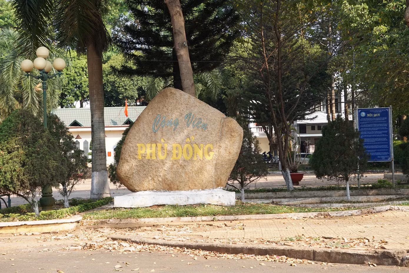 Theo ghi nhận của Tiền Phong, tại Công viên Phù Đổng (phường Tân An), nhiều đoạn vỉa hè bị hư hỏng