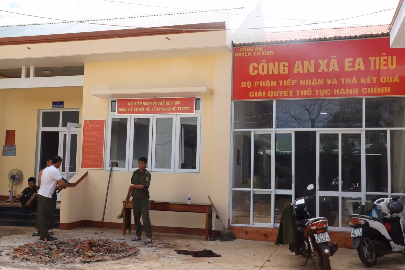 Tại đây, lực lượng dân quân tự vệ, công an xã và công nhân tiến hành dọn dẹp, sửa chữa các phòng làm việc bị hư hỏng.