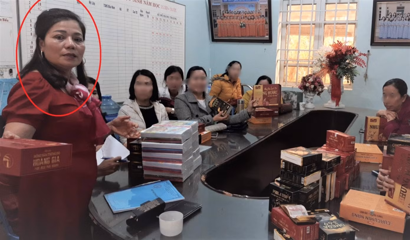 Người phụ nữ mặc áo đỏ (thuộc nhóm người lạ) đang giới thiệu sản phẩm cho giáo viên