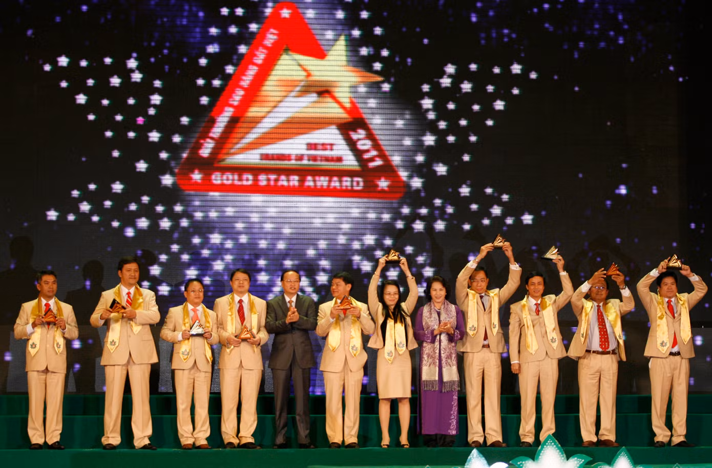 Ông Tô Huy Rứa và bà Nguyễn Thị Kim Ngân cùng Top 10 doanh nghiệp tiêu biểu Sao Vàng Đất Việt. Ảnh: Xuân Phú