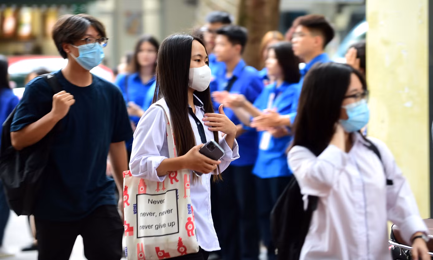 Sắc xanh áo của tình nguyện viên và màu áo trắng học trò của các thí sinh đã trở thành tông màu chủ đạo mùa thi.