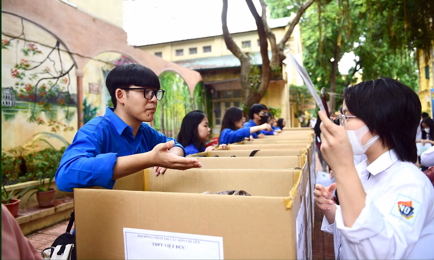Sắc xanh áo của tình nguyện viên và màu áo trắng học trò của các thí sinh đã trở thành tông màu chủ đạo mùa thi.