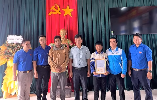 Tỉnh Đoàn Gia Lai trao huy hiệu "Tuổi trẻ dũng cảm" của Trung ương Đoàn đến em Siu Sam Ban. Ảnh: CTT