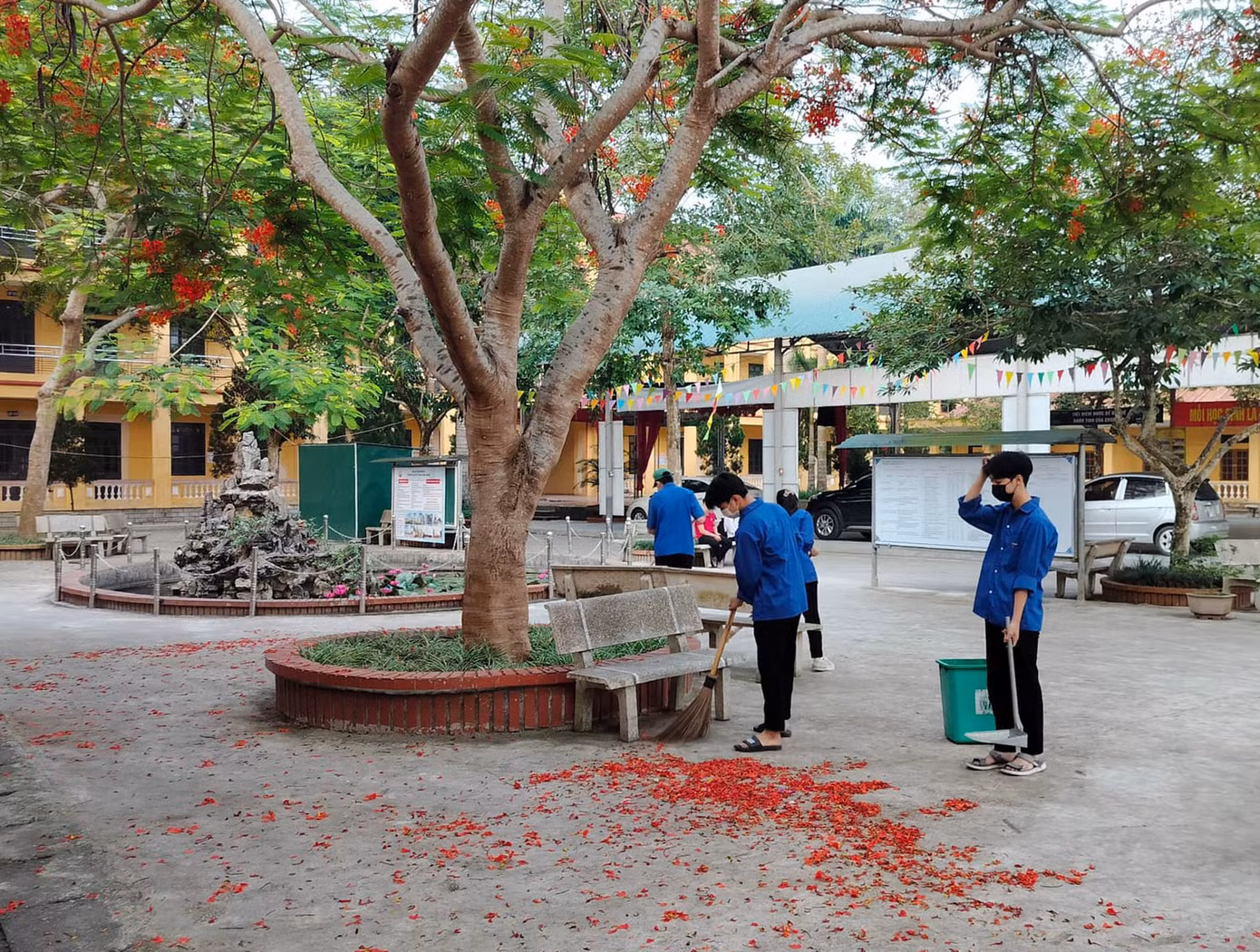 Tình nguyện viên ở Tuyên Quang tham gia các hoạt động tình nguyện, hỗ trợ thí sinh tham gia kỳ thi tuyển sinh lớp 10. Ảnh: BTC