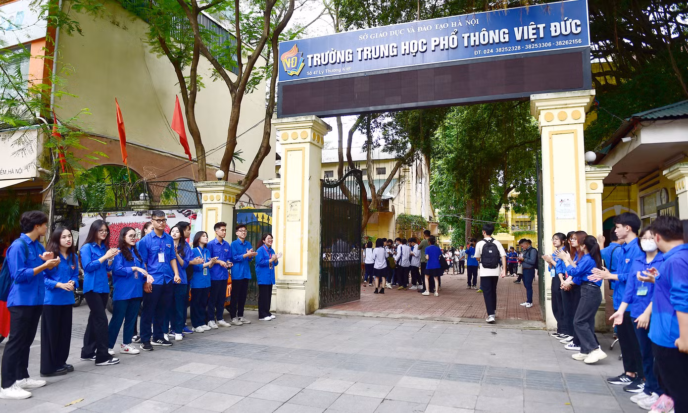 Đến hẹn lại lên, tại Trường THPT Việt Đức (quận Hoàn Kiếm, Hà Nội) cũng như nhiều điểm trường THPT khác, lại xuất hiện màu áo xanh tình nguyện "Tiếp sức mùa thi" của đoàn viên thanh niên trên địa bàn phường, quận và học sinh nhà trường, hỗ trợ, cổ vũ động viên thí sinh thi Tốt nghiệp THPT Quốc gia. Kỳ thi Tốt nghiệp THPT Quốc gia năm 2023 diễn ra từ ngày 27 - 29/6 trên cả 63 tỉnh, thành. Ảnh: Tường Kha