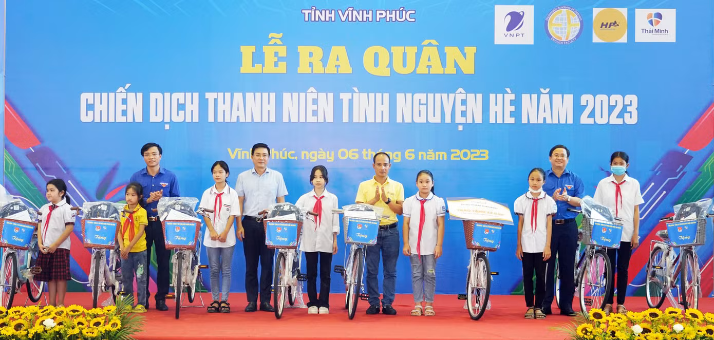 Học sinh có hoàn cảnh khó khăn, vượt khó học giỏi được trao tặng xe đạp. Ảnh: BTC