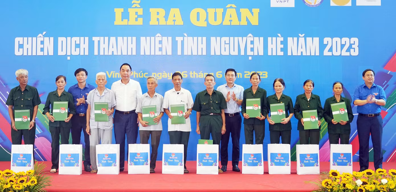 Chương trình tặng quà cựu thanh niên xung phong. Ảnh: BTC