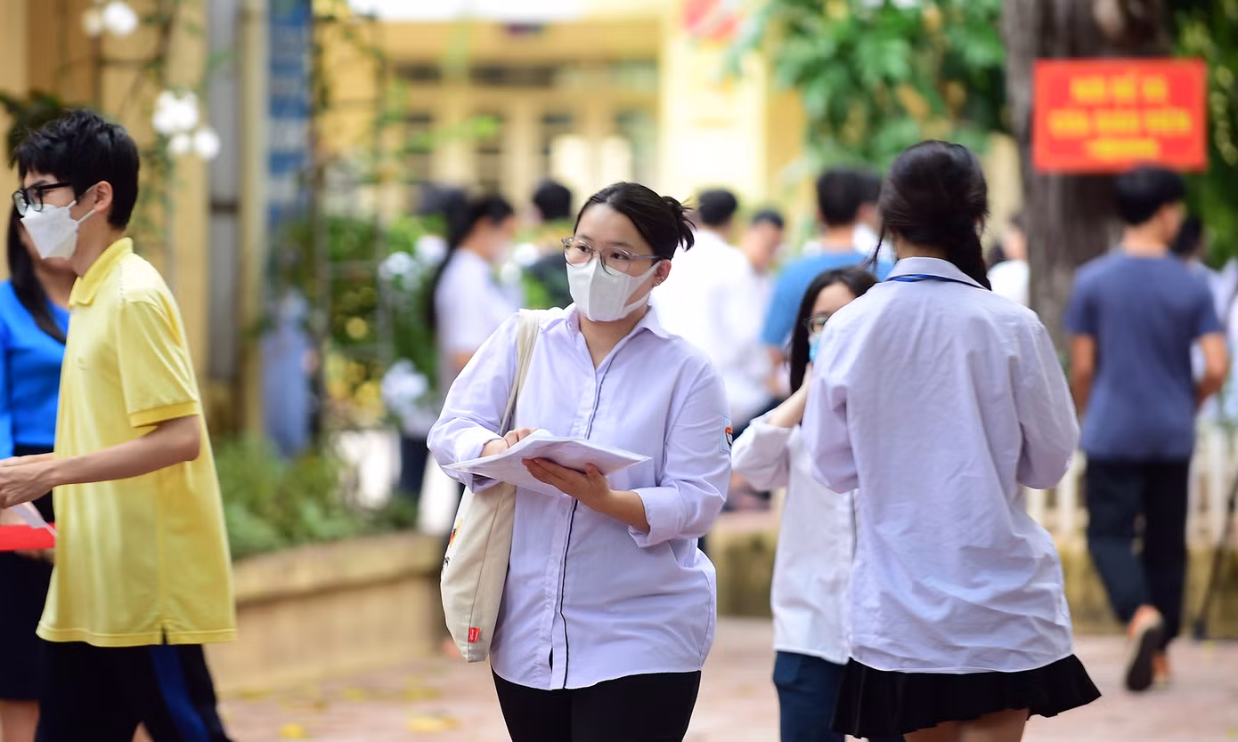 Sắc xanh áo của tình nguyện viên và màu áo trắng học trò của các thí sinh đã trở thành tông màu chủ đạo mùa thi.