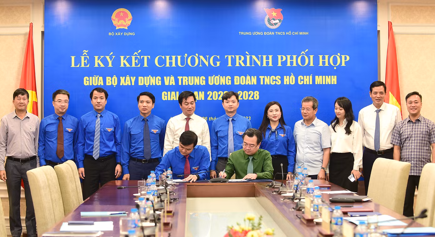 Bí thư thứ nhất T.Ư Đoàn Bùi Quang Huy và Bộ trưởng Bộ Xây dựng Nguyễn Thanh Nghị ký kết chương trình phối hợp giữa hai cơ quan. Ảnh: Xuân Tùng