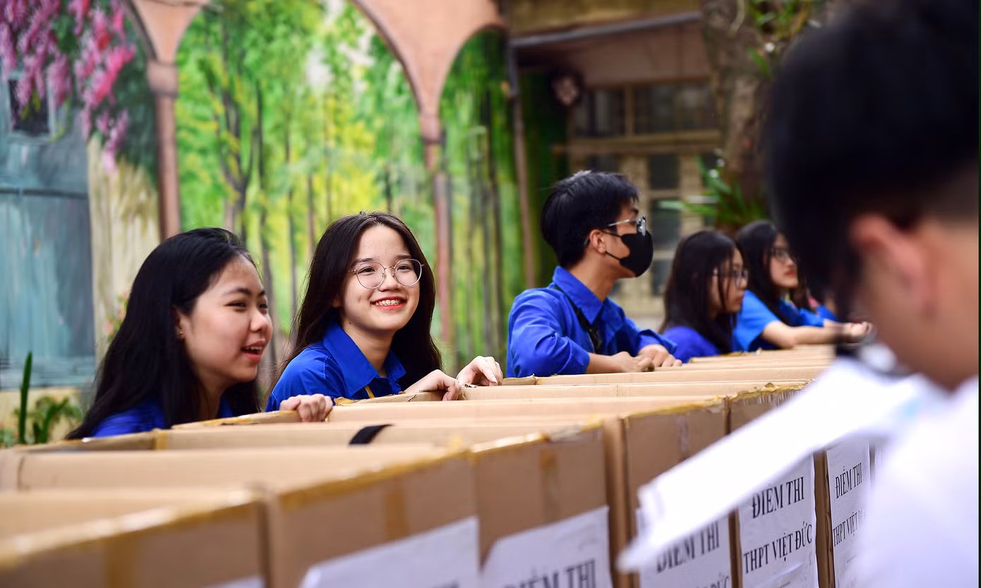 Các tình nguyện viên hỗ trợ, hướng dẫn thí sinh nơi gửi xe, gửi đồ, vị trí phòng thi; phát tặng nước uống miễn phí, cổ vũ tinh thần thí sinh tự tin bước vào phòng thi. Ảnh: Tường Kha
