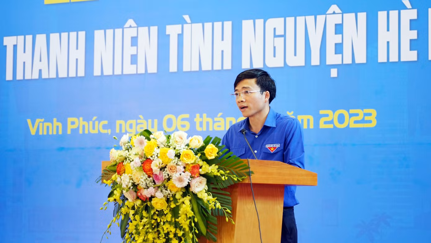 Anh Nguyễn Trung Kiên, Bí thư Tỉnh Đoàn Vĩnh Phúc phát biểu tại lễ ra quân. Ảnh: BTC