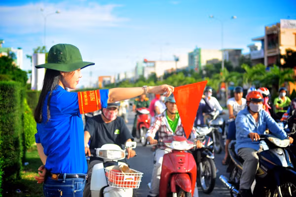 Thanh niên tình nguyện tham gia đảm bảo trật tự an toàn giao thông