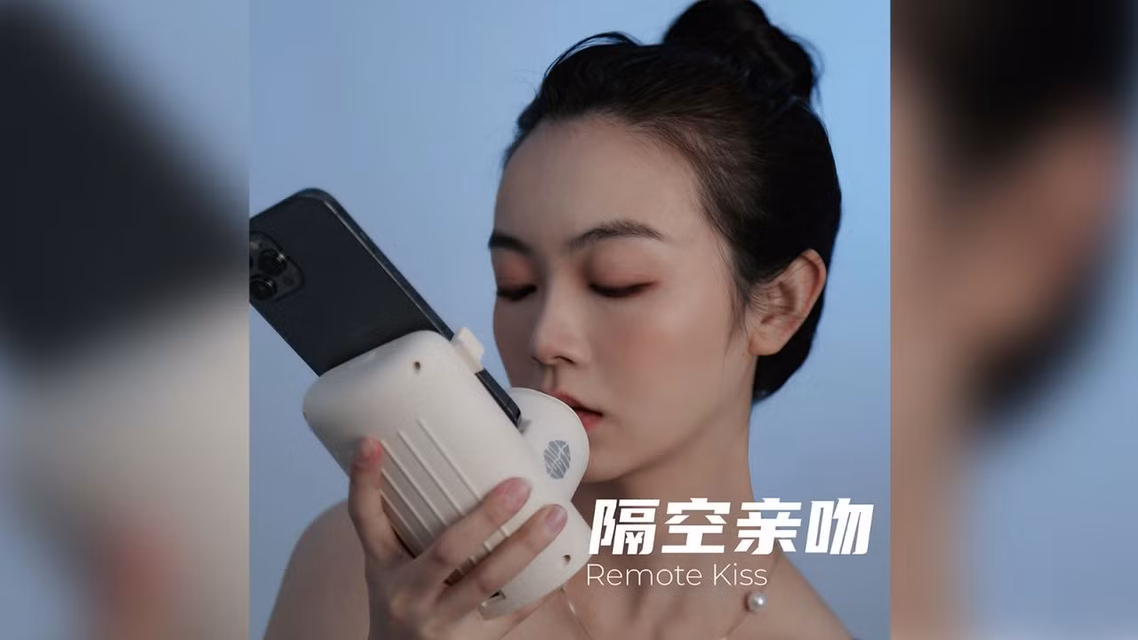 Thiết bị hôn được quảng cáo là một cách để chia sẻ sự gần gũi về thể xác giữa các cặp đôi yêu xa. Ảnh: Taobao.