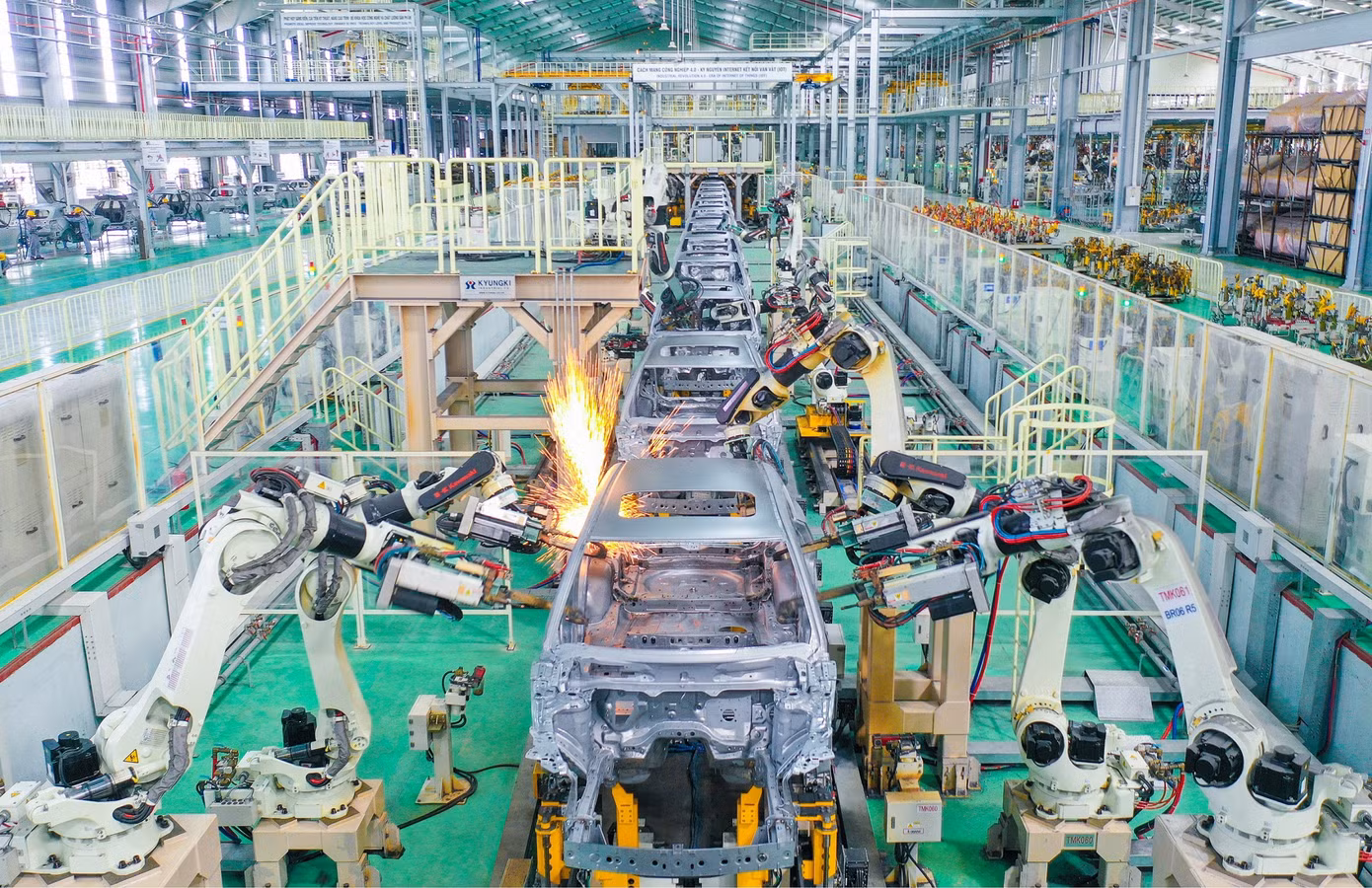 Bộ Tài chính đề xuất giảm 50% lệ phí trước bạ với ô tô sản xuất lắp ráp trong nước. Trong ảnh, dây chuyển lắp ráp ô tô của Thaco. (Ảnh: Thaco). Bộ Tài chính đề xuất giảm 50% lệ phí trước bạ với ô tô sản xuất lắp ráp trong nước. Trong ảnh, dây chuyển lắp ráp ô tô của Thaco. (Ảnh: Thaco).