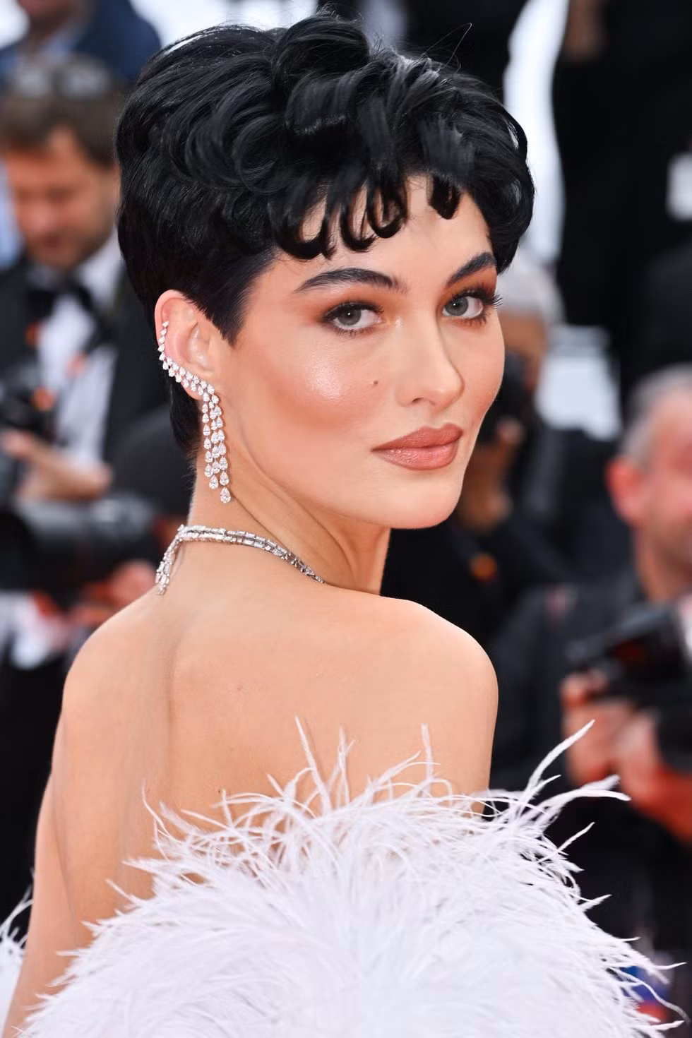 Kiểu tóc lẫn make-up look đậm style retro của Grace Elizabeth đều giúp cô toát lên một vẻ kiêu sa, sang trọng.