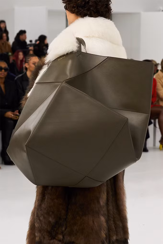 Túi mini và siêu mini đã có một bước lùi trên các sàn diễn và nhường sân lại cho big totes. Túi mini và siêu mini đã có một bước lùi trên các sàn diễn và nhường sân lại cho big totes.