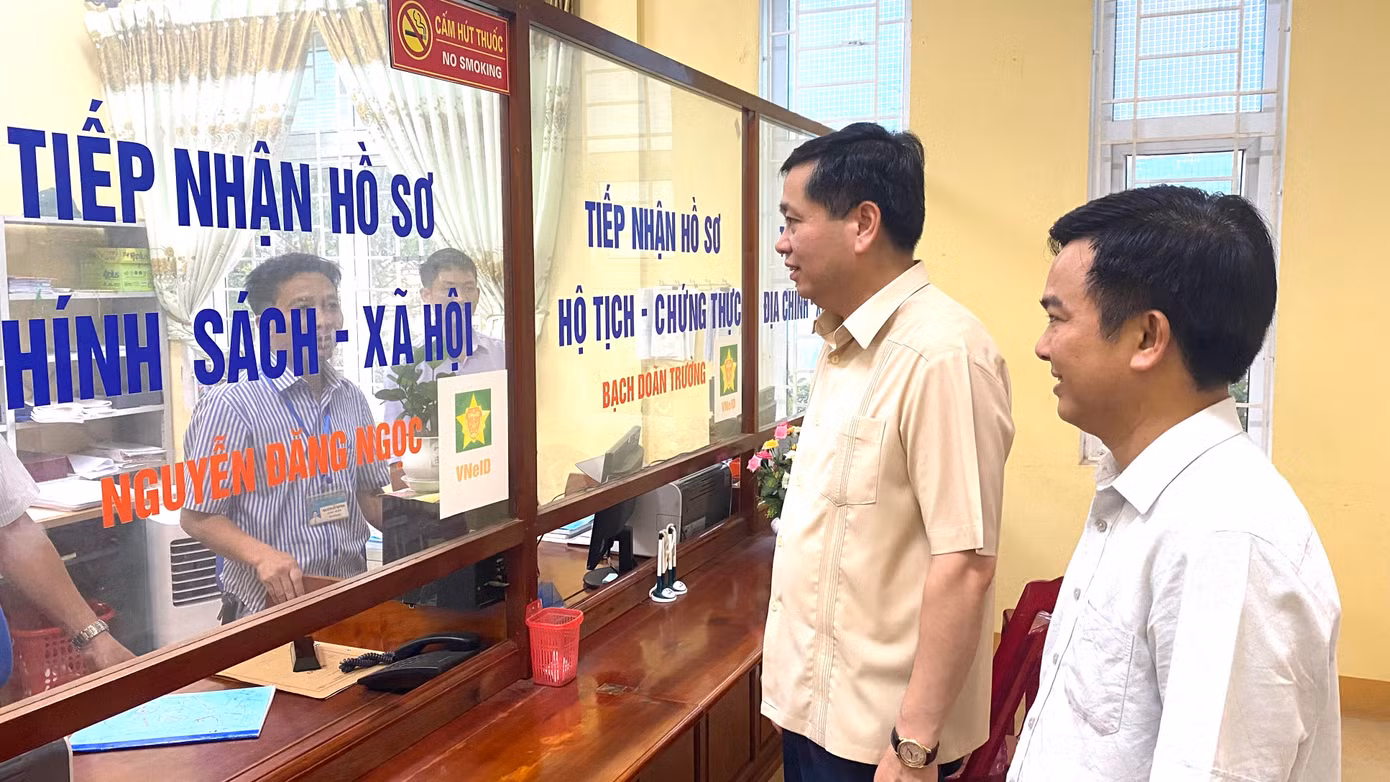 Bí thư Tỉnh ủy Quảng Trị Nguyễn Long Hải kiểm tra công tác chuẩn bị các điều kiện thành lập và vận hành thử của xã mới tại xã Bến Quan, huyện Vĩnh Linh chiều 11/6. Ảnh: Thanh Châu