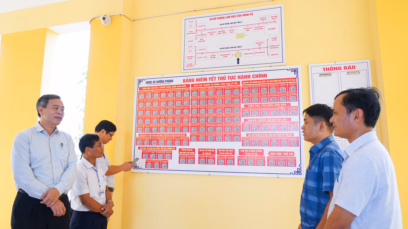 Phó Bí thư Thường trực Tỉnh ủy, Chủ tịch HĐND tỉnh Quảng Trị Nguyễn Đăng Quang (bìa trái) kiểm tra công tác chuẩn bị các điều kiện thành lập xã mới tại xã Hướng Phùng hiện nay. Ảnh: L.T