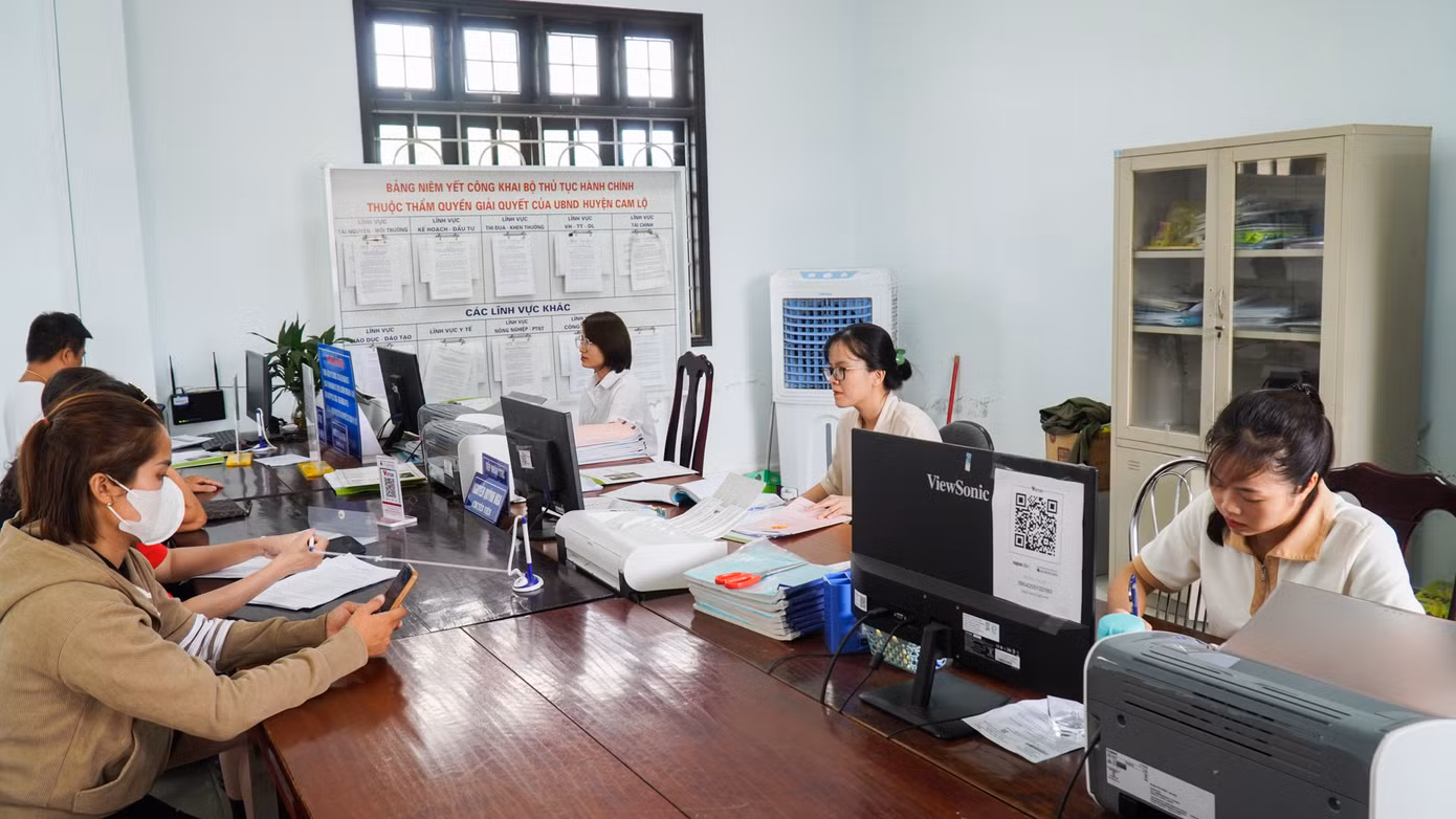 Bộ phận một cửa tại huyện Cam Lộ hiện nay giải quyết thủ tục hành chính cho người dân. Ảnh: L.T