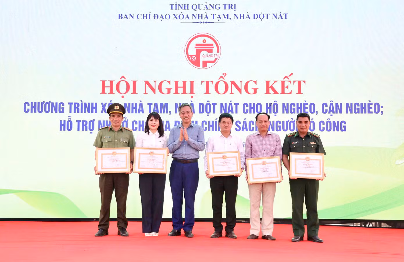 Phó Bí thư Thường trực Tỉnh ủy, Chủ tịch HĐND tỉnh Quảng Trị Nguyễn Đăng Quang trao bằng khen của Ban Thường vụ Tỉnh ủy cho các cá nhân có thành tích xuất sắc trong Chương trình xóa nhà tạm của tỉnh Quảng Trị. Ảnh: Minh Đức Phó Bí thư Thường trực Tỉnh ủy, Chủ tịch HĐND tỉnh Quảng Trị Nguyễn Đăng Quang trao bằng khen của Ban Thường vụ Tỉnh ủy cho các cá nhân có thành tích xuất sắc trong Chương trình xóa nhà tạm của tỉnh Quảng Trị. Ảnh: Minh Đức