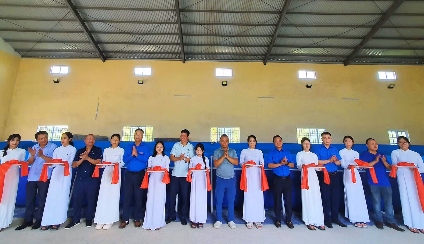 Cắt băng khánh thành công trình “Bể bơi cho em” tại Trường Tiểu học và THCS Hải Sơn, huyện Hải Lăng