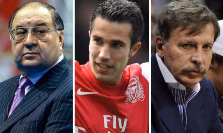 Cổ đông Usmanov (trái) quyết định tấn công ông chủ Kroenke (phải) sau khi đội trưởng Van Persie khẳng định không ở lại Arsenal