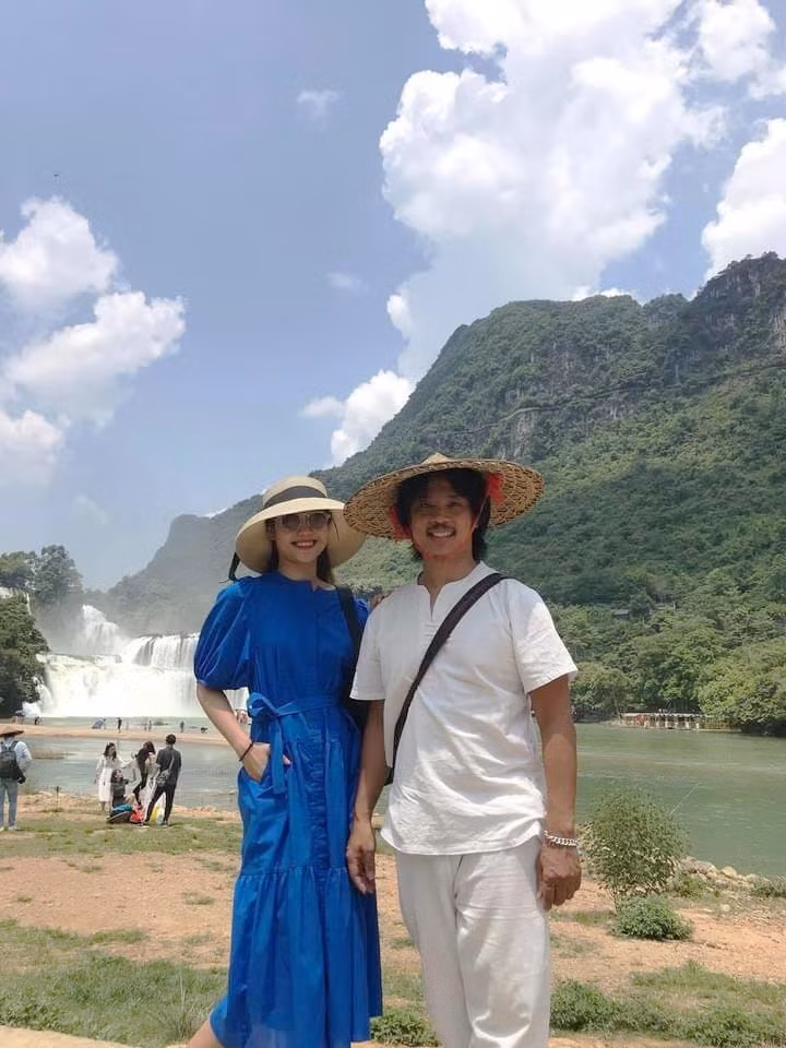 Chí Anh và vợ trẻ